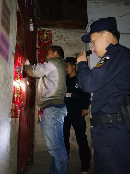 菏泽粗心妈妈误将幼女锁家中 民警全城寻开锁师傅开门